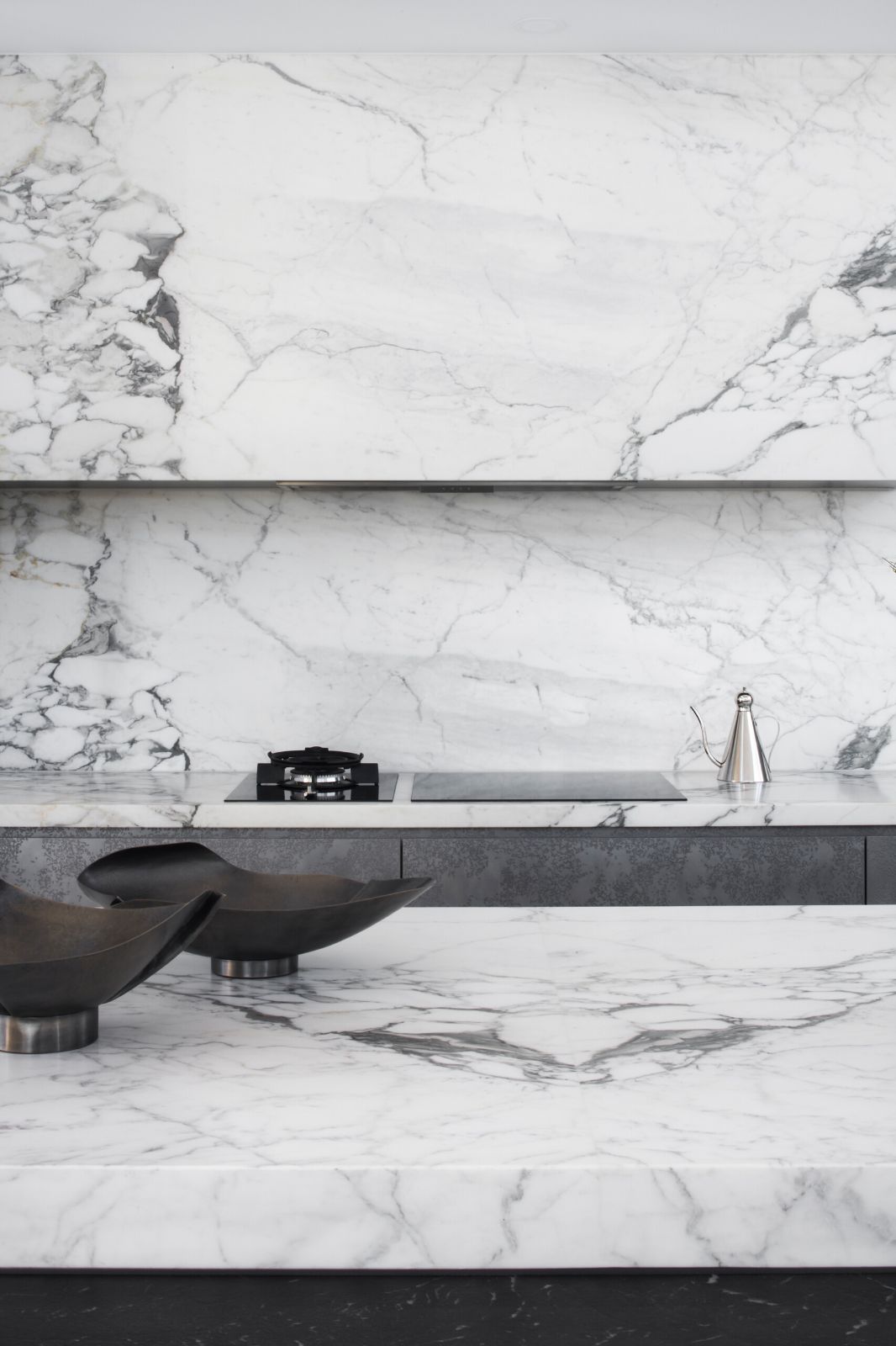 Brighton, Beach Road kitchen bench and splashback in veined stone